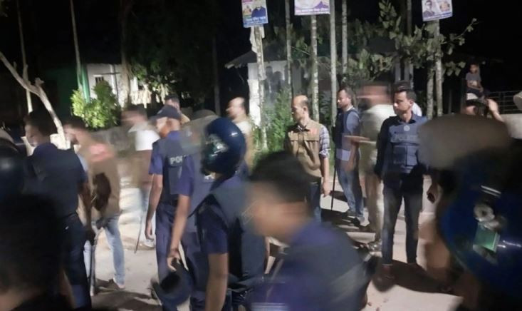 মাইকে ঘোষণা দিয়ে ছাত্রদলের ওপর আ.লীগের হামলা