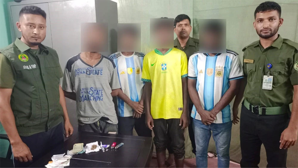 মাদকের বিরুদ্ধে আনসারের কঠোর অবস্থান: নারায়ণগঞ্জে মাদকসহ আটক ৪