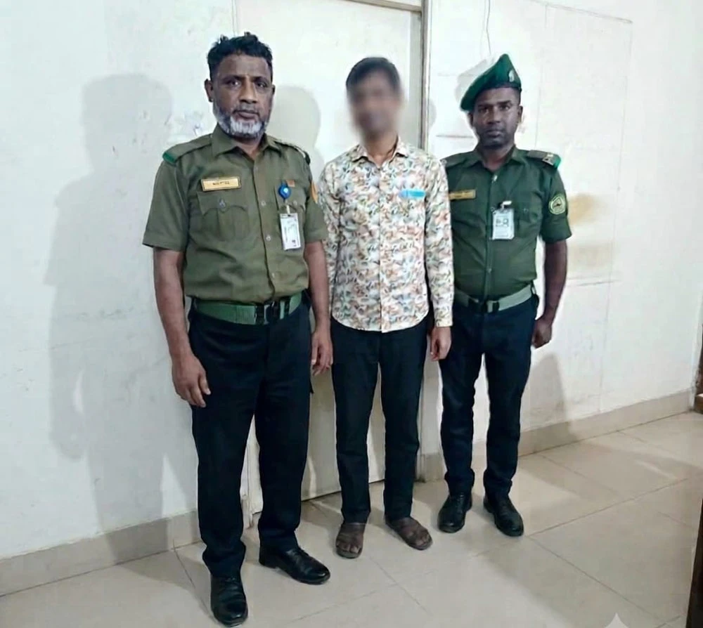 আনসারের অভিযানে বক্ষব্যাধি হাসপাতালে দালাল আটক