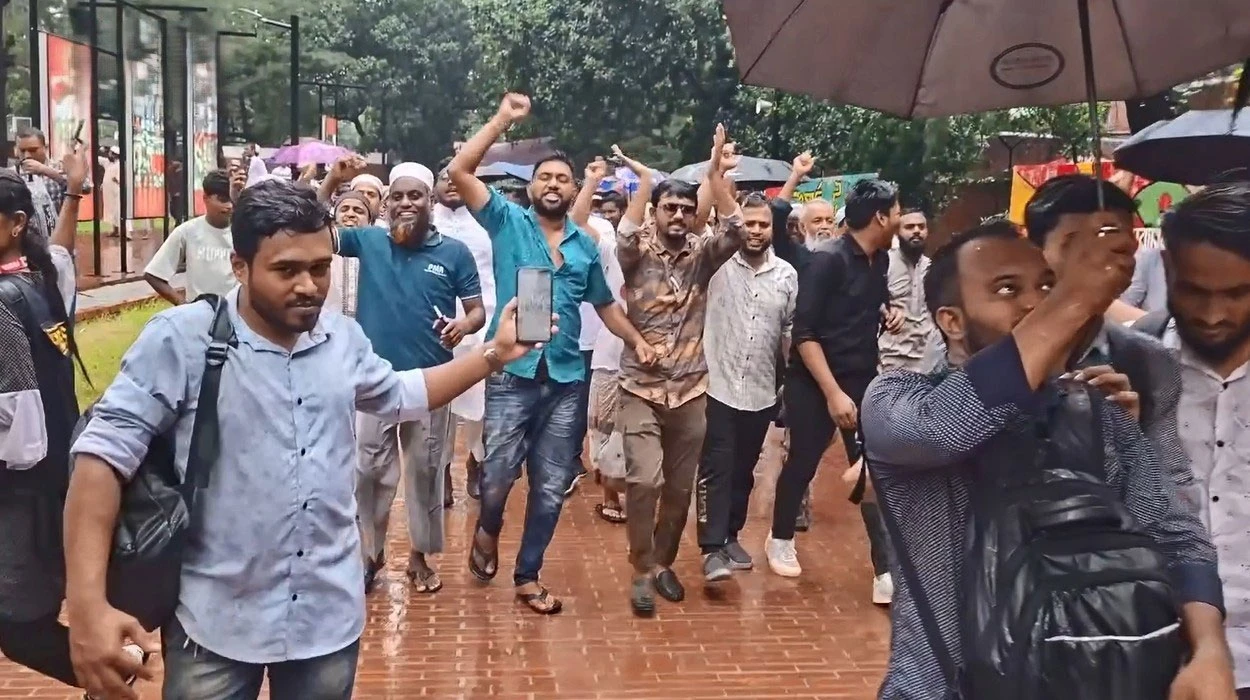 তালা ভেঙে জুলাই স্মৃতি জাদুঘরে দর্শনার্থীদের প্রবেশ