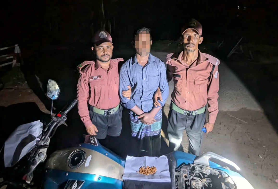 হিল ভিডিপির তৎপরতায় বান্দরবানে ইয়াবা ও মোটরসাইকেলসহ মাদক কারবারি আটক