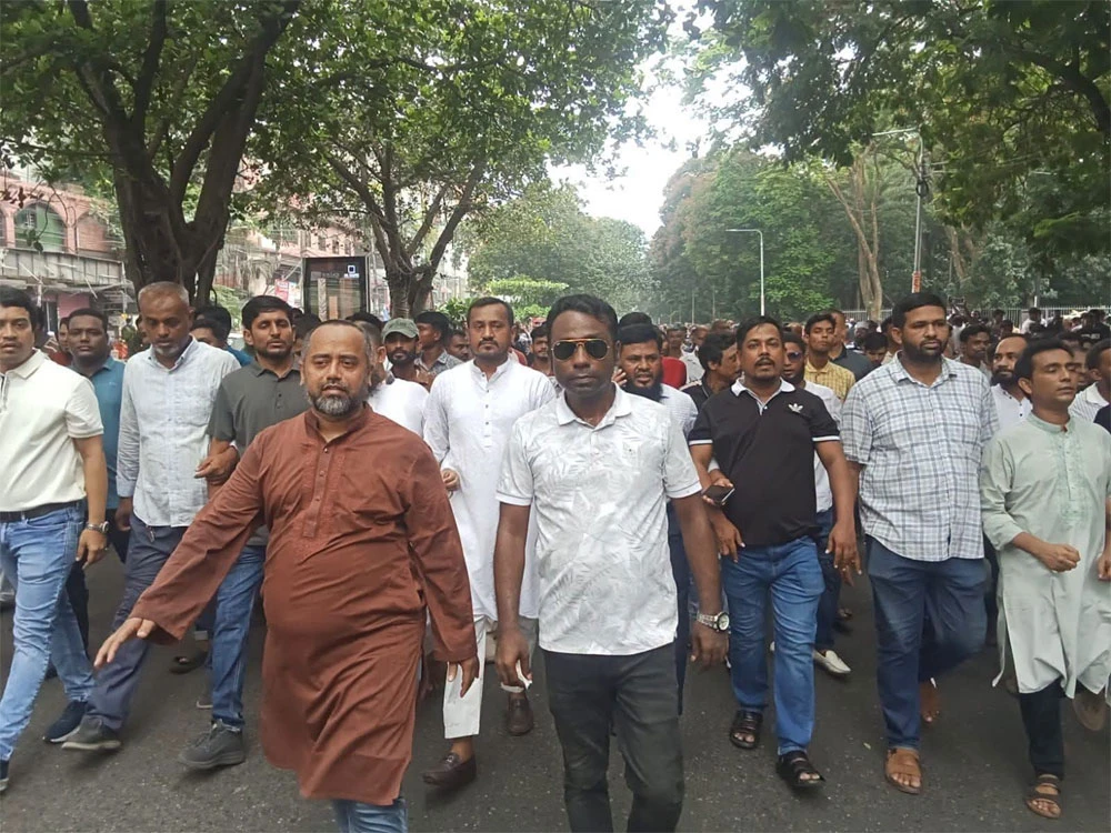 নিষিদ্ধ ও চাঁদাবাজির অভিযোগে অভিযুক্ত নেতাদের নিয়ে মিছিল-মিটিং, নিউমার্কেট থানা যুবদলের আহ্বায়ক মিজান বেপারীকে ঘিরে প্রশ্ন